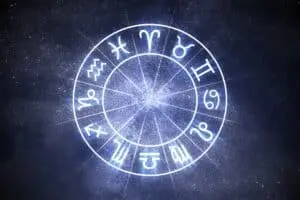 O poder do horóscopo diário: analisando a persistente influência da astrologia na vida atual
