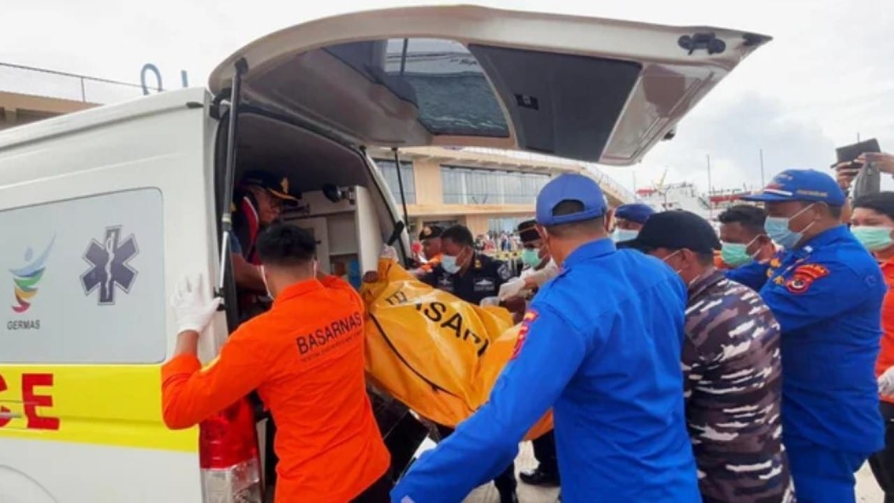 Socorristas colocam um corpo recuperado da água