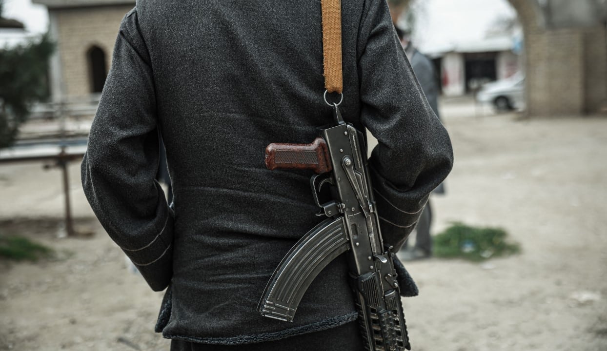 Soldado talibã armado