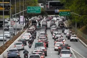 Expediente em SP muda por jogo do Brasil na segunda (29): não é feriado e rodízio permanece