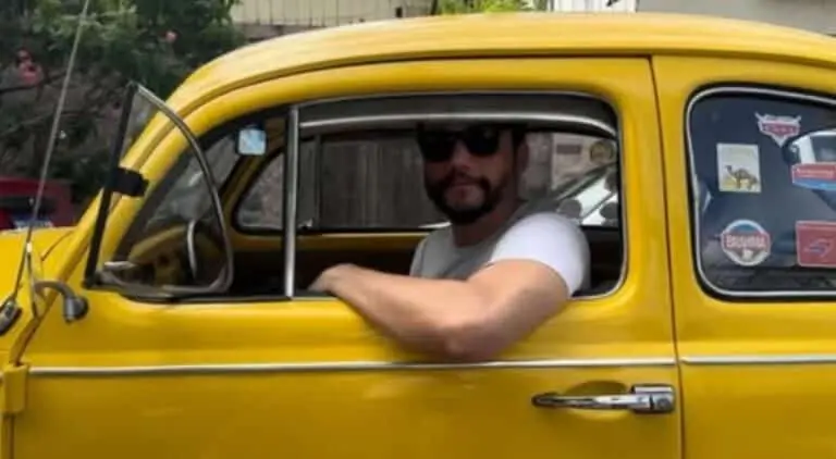 Wagner Moura no fusca amarelo