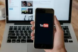 YouTube מסיר תרבות מסך וערוצי אולפן kh עבור טריילרים מזויפים של סרטים שנוצרו על ידי בינה מלאכותית עם מיליארדי צפיות