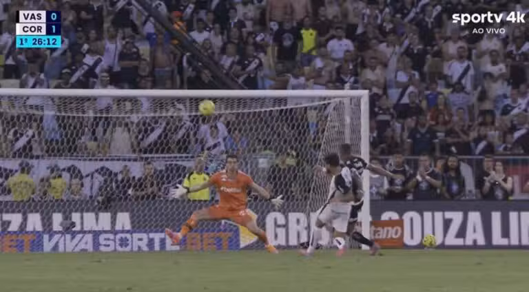 Yuri Alberto chutou pra fora