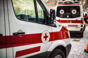 Motorista é socorrido após perder direção e provocar engavetamento com danos em residências