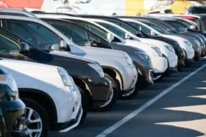 Proposta para idosos comprarem carros 0km com 30% de desconto ainda aguarda votação desde 2021