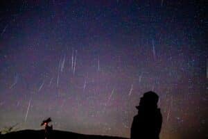 Chuva de meteoros de 2026 promete picos fortes com Geminídeas até 150 rastros por hora e Perseidas sem Lua