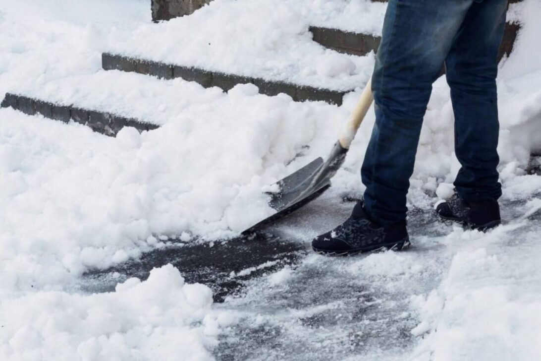 homem limpando neve