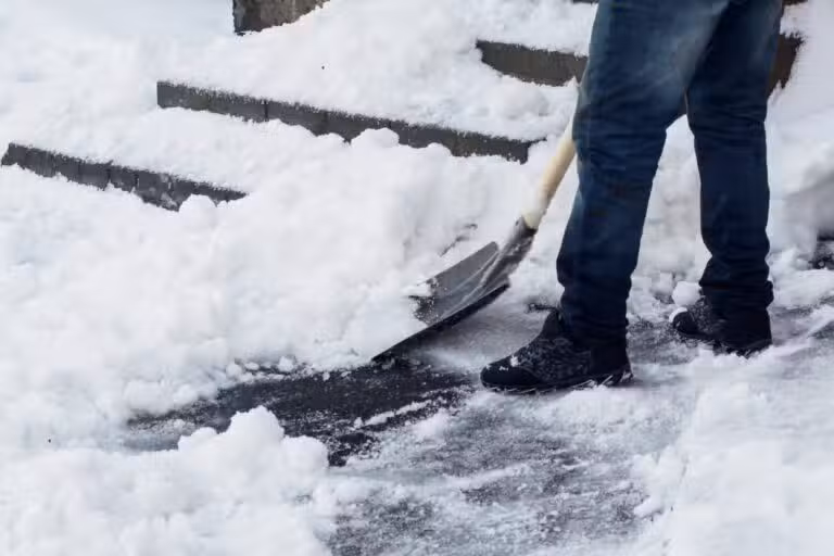 homem limpando neve