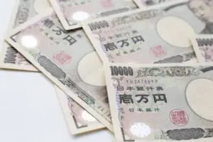 Pria lanjut usia yang dirawat di rumah sakit meninggalkan 100.000 yen yang disimpan di bawah lantai dan putrinya menyadari risiko nyata