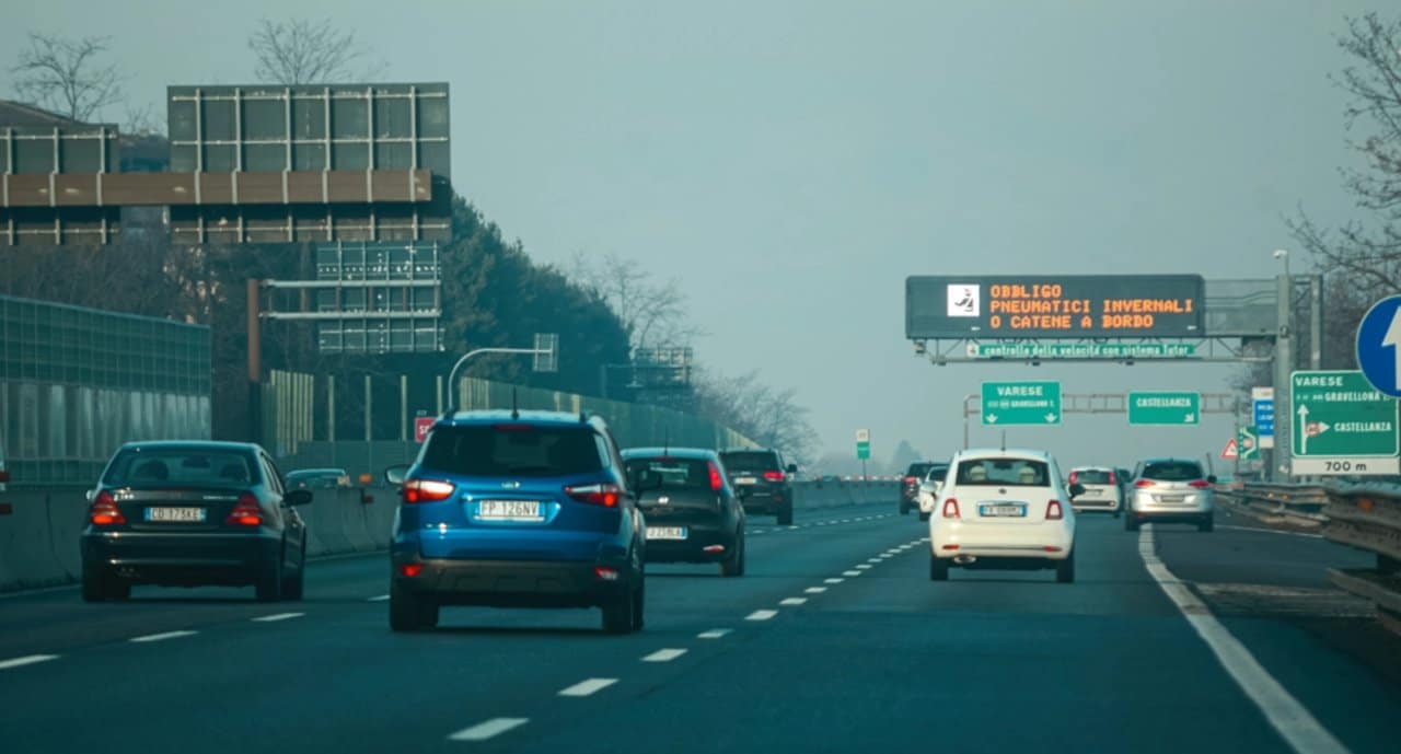 Itália, carros na avenida - columbo.photog/ Shutterstock.com