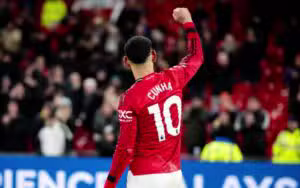 Manchester United vence al Liverpool con gol tardío y asegura la clasificación a la Liga de Campeones