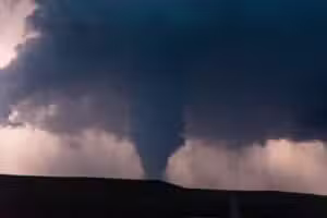 Tornado causa feridos e destrói dezenas de casas em Enid, no Oklahoma