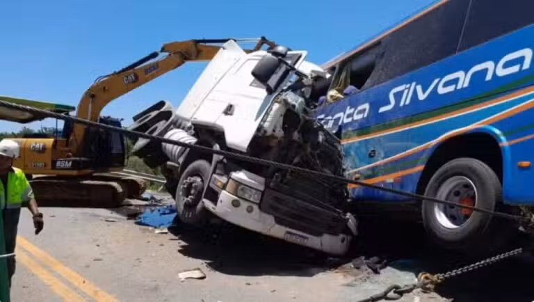 Acidente entre carreta e ônibus na BR-116 -