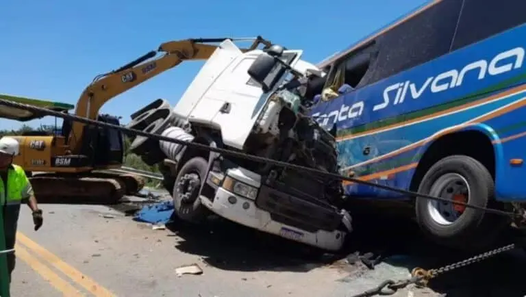 Acidente entre carreta e ônibus na BR-116 -