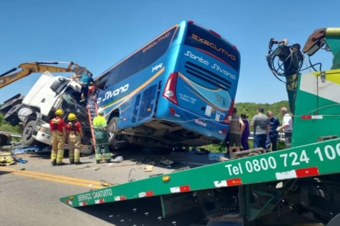 Acidente entre carreta e &ocirc;nibus na BR-116