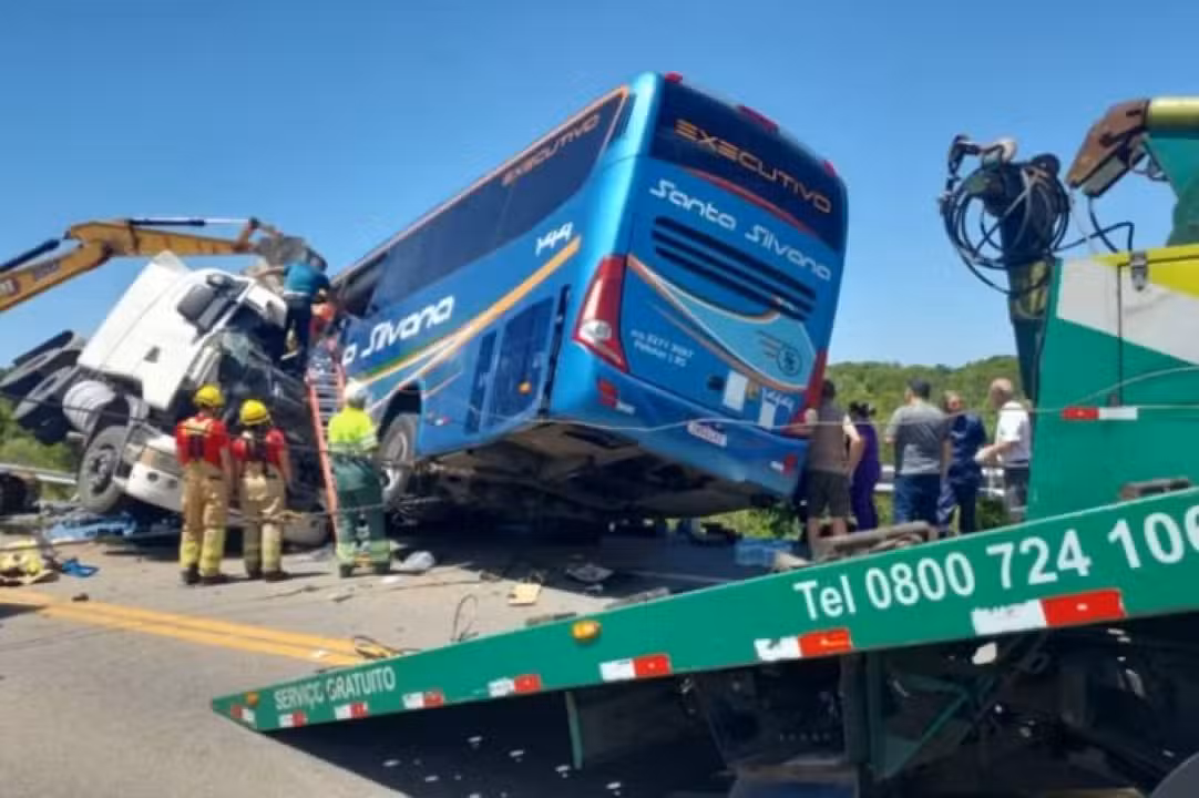 Acidente entre carreta e &ocirc;nibus na BR-116