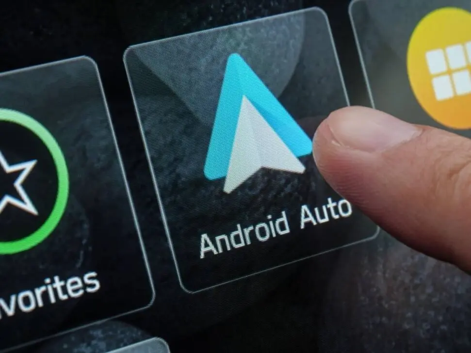 Android Auto 16 החדש מביא ממשק מחודש להפעלת מדיה והתאמות חזותיות ללוח המחוונים של הרכב