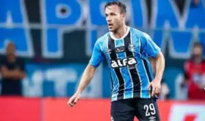 Fluminense demonstra interesse em Arthur Melo e monitora situação do volante do Grêmio