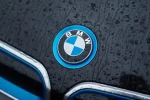 Valor das ações da BMW despenca ao menor nível em 5 anos com alerta de lucro por China e Irã