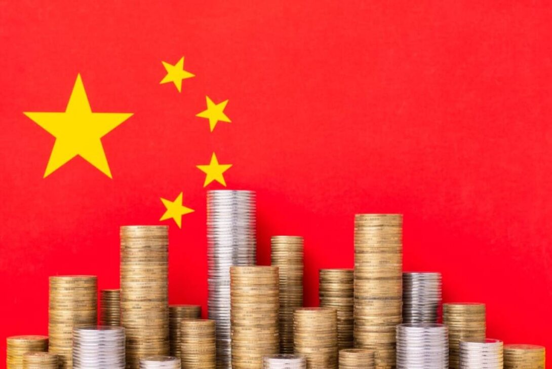 Bandeira da China com pilhas de moedas de ouro e prata. Símbolo da Economia na China