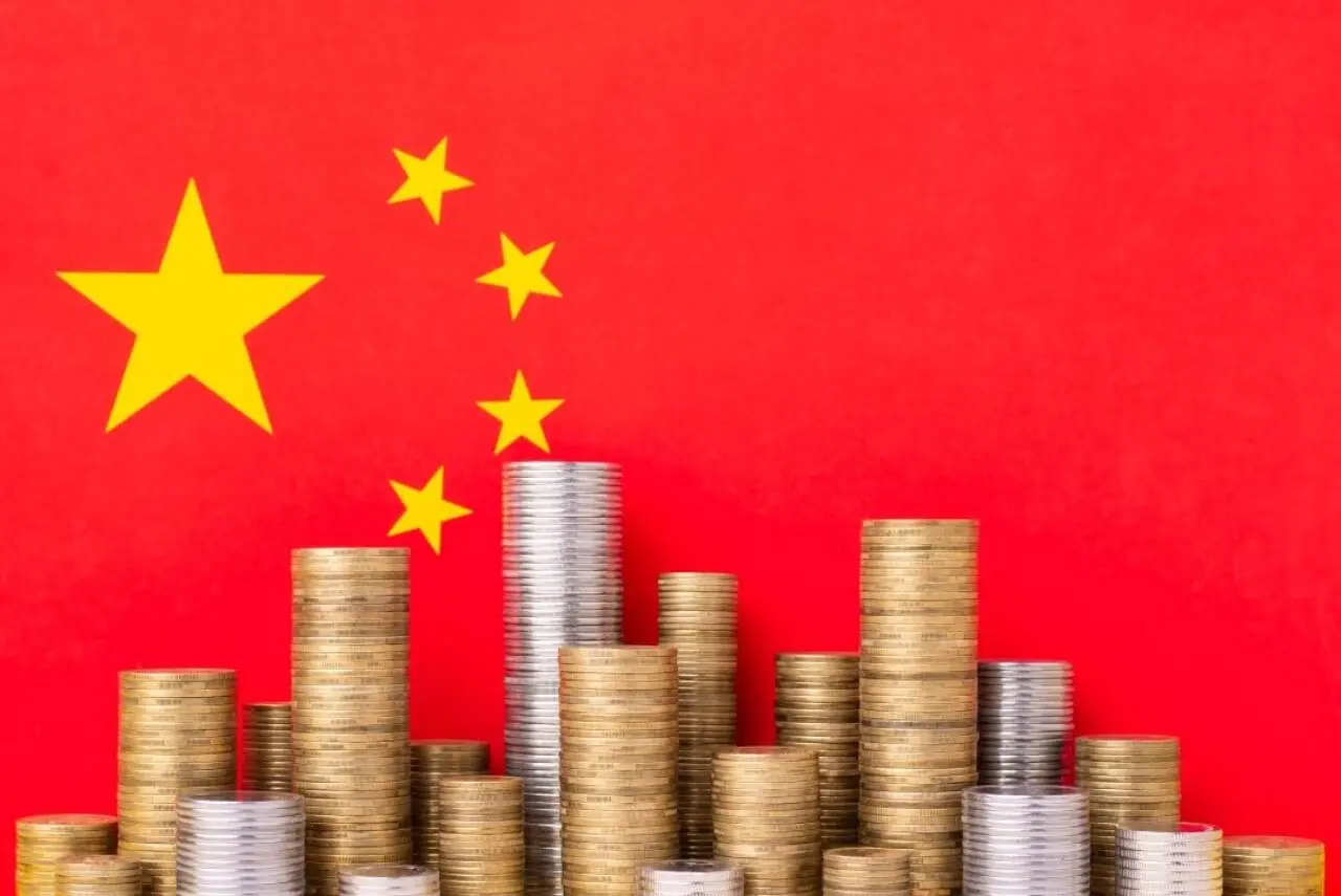 Bandeira da China com pilhas de moedas de ouro e prata. Símbolo da Economia na China