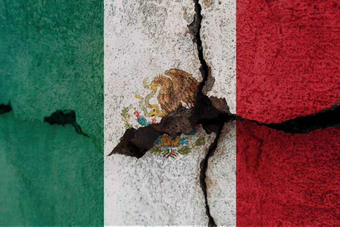 Bandeira do México na parede rachada. Conceito de terremoto ou seca