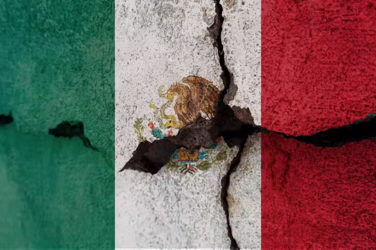 Bandeira do México na parede rachada. Conceito de terremoto ou seca
