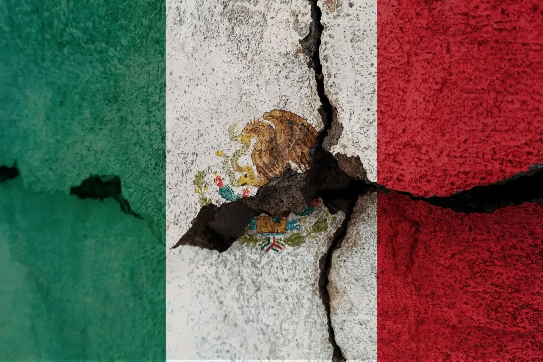 Bandeira do México na parede rachada. Conceito de terremoto ou seca