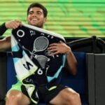 Andre Agassi cobra mais transparência sobre lesão no punho de Carlos Alcaraz após afastamento prolongado