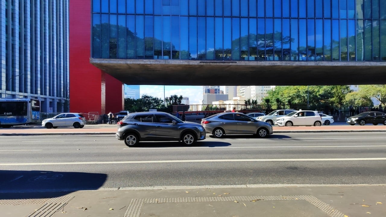 Carros em avenida, trânsito, rodízio SP