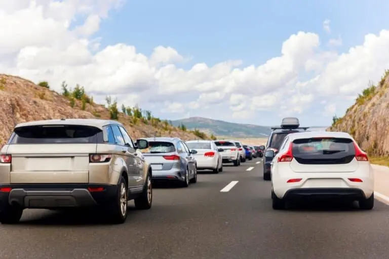 Carros na rodovia na Itália