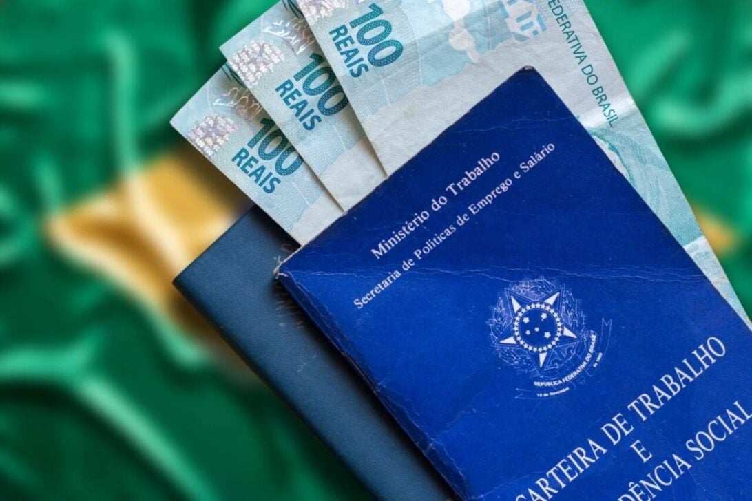 Carteira de trabalho, dinheiro, bandeira do Brasil