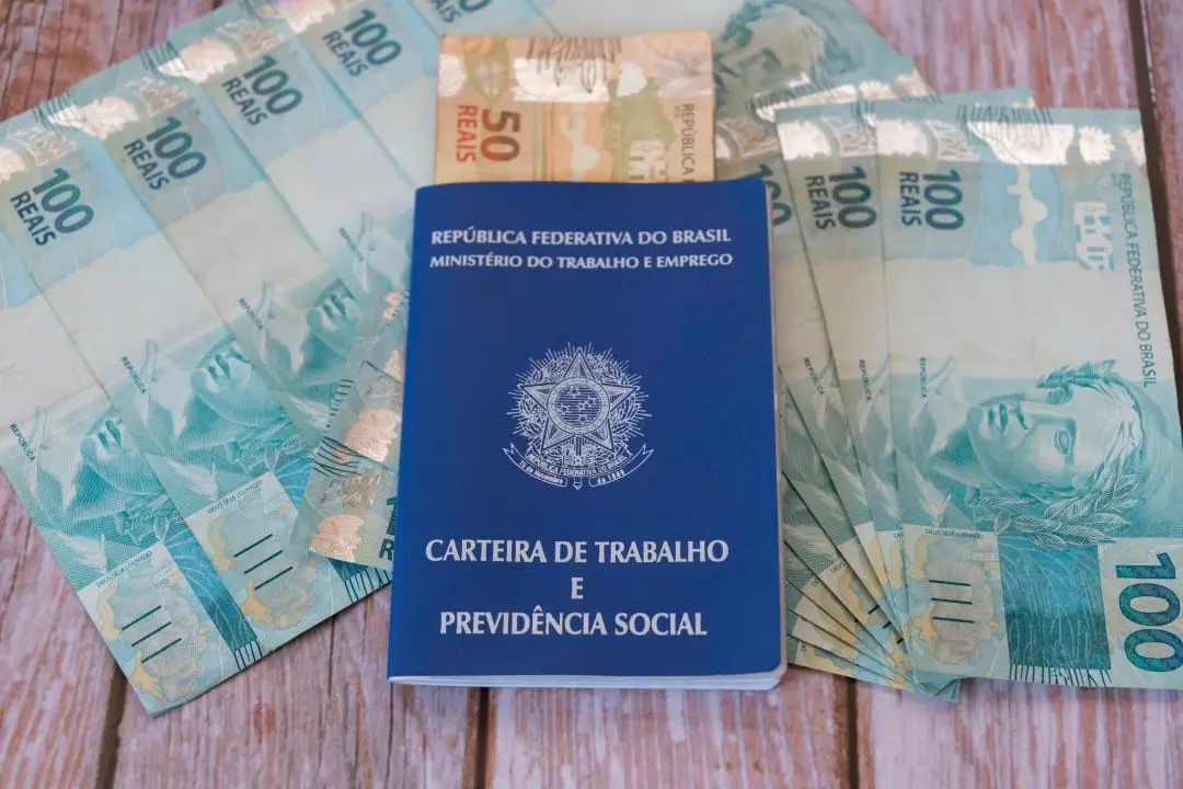 Carteira de Trabalho, salário mínimo, dinheiro, notas de 50 e 100 reais