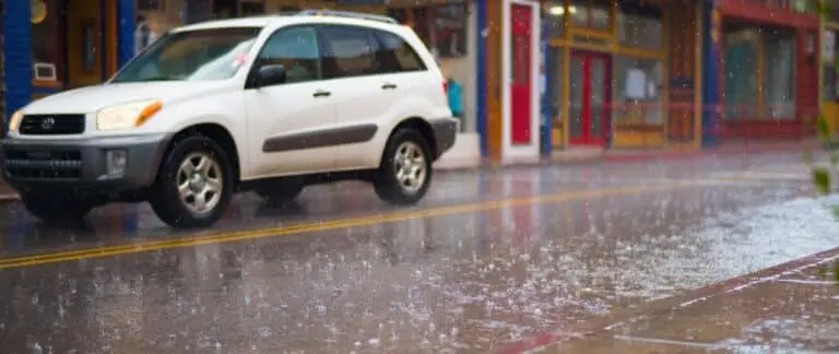 Chuva, carro estacionado