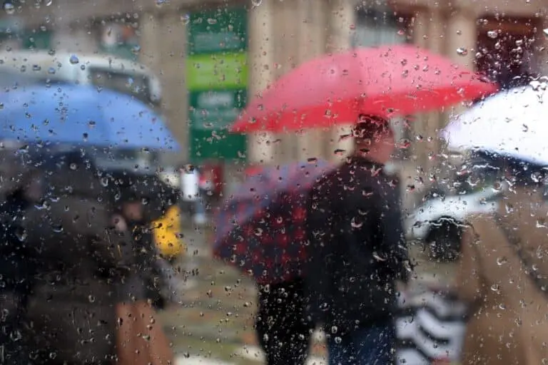 Chuva, pessoas com guarda-chuva