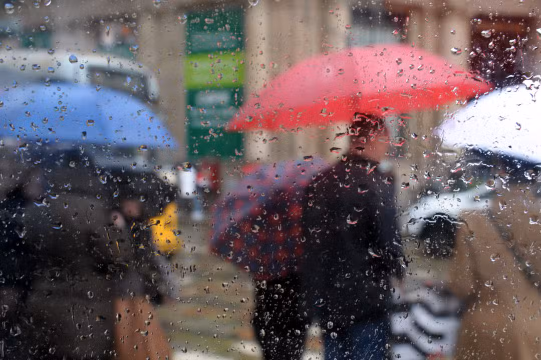 Chuva, people with umbrella