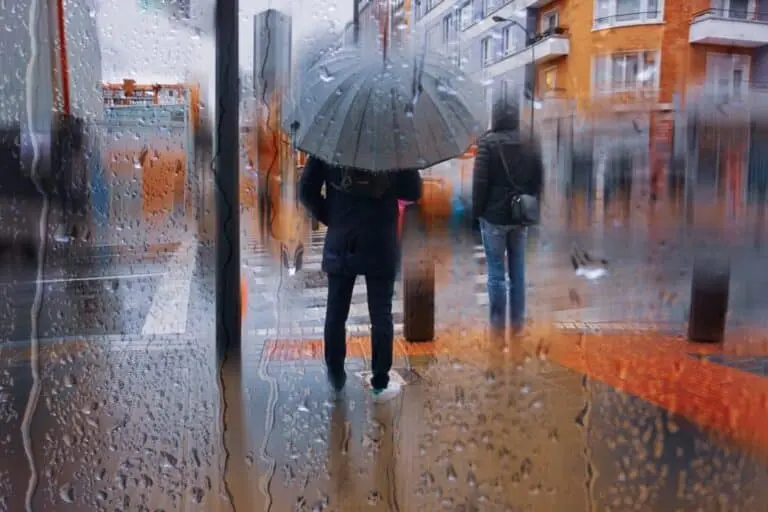 Chuva, pessoas com guarda-chuva