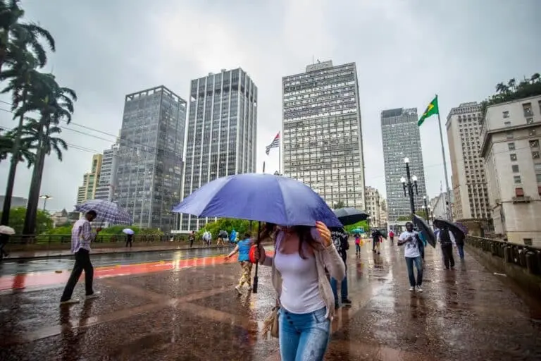 Chuva, pessoas de guarda-chuva SP