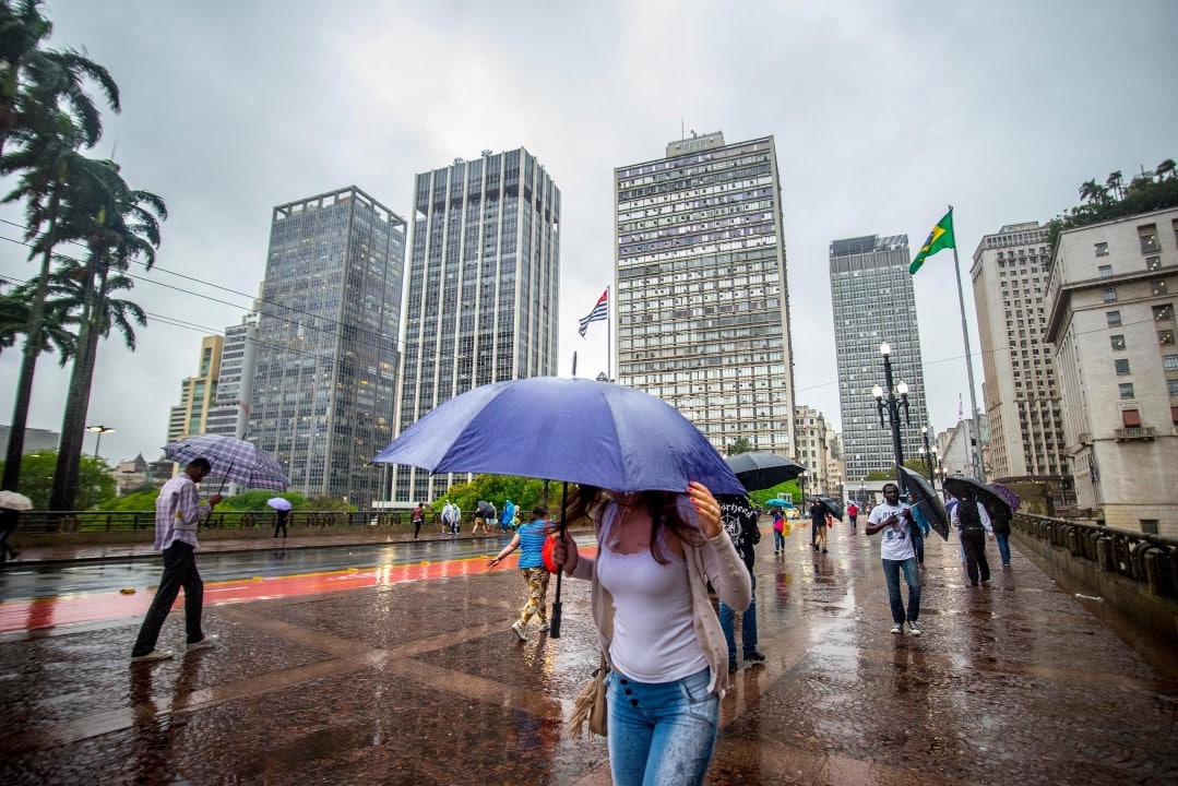 Chuva, pessoas de guarda-chuva SP