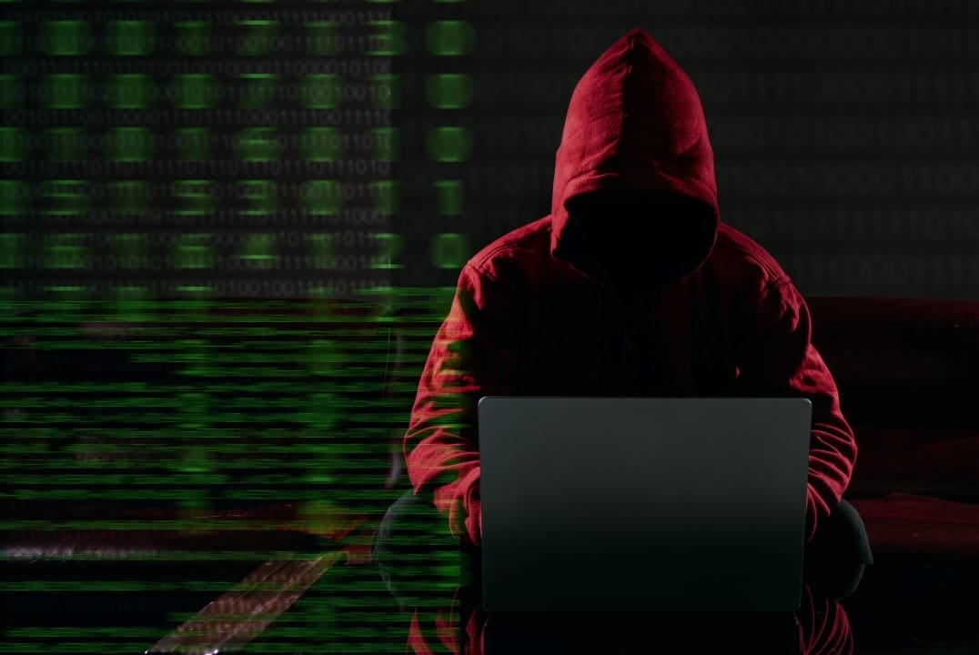 Conceito de hackers e malware. Hacker usando laptop