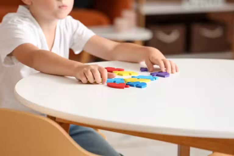 Criança com quebra cabeça colorido, conceito de autismo
