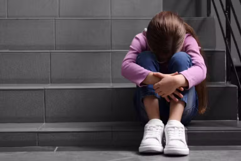 Criança sentada, triste, conceito de abuso