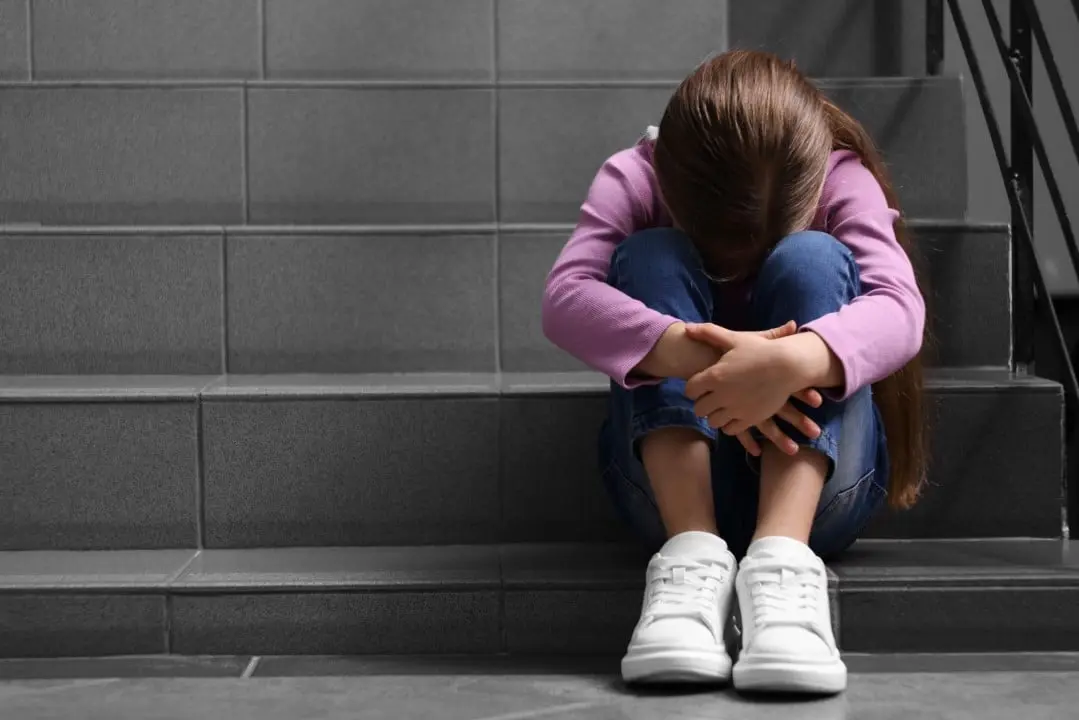 Criança sentada, triste, conceito de abuso