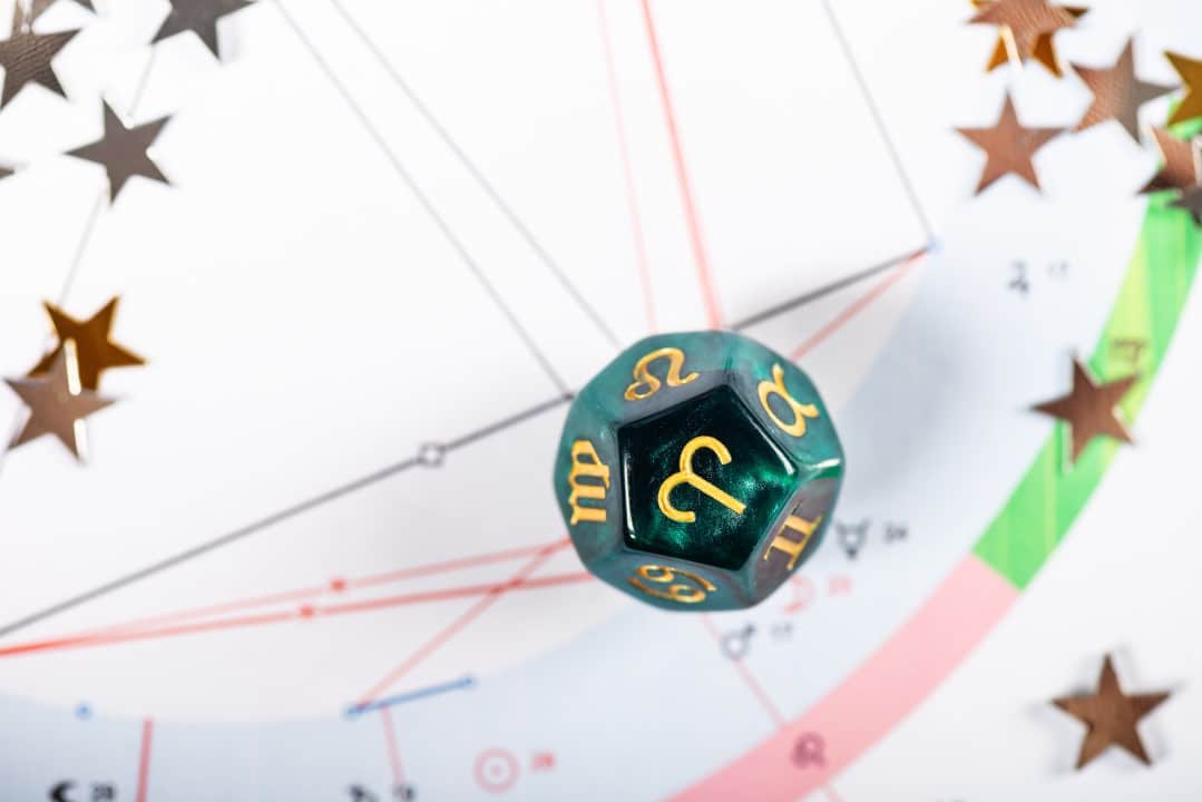 Dados de astrologia com símbolo do zodíaco de Áries, signos
