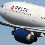 Jovem processa Delta Air Lines em US$ 2,35 milhões após falsa acusação de tráfico contra o pai em voo