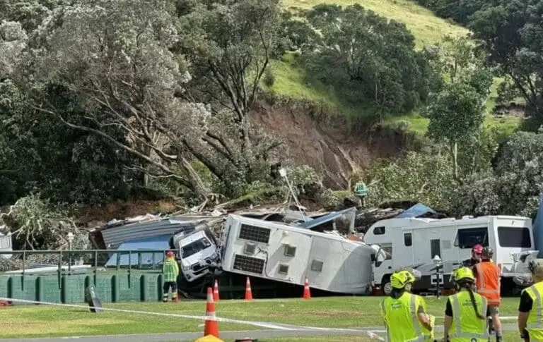 Deslizamento atinge acampamento em Nova Zelandia