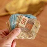Dinheiro, salário, cédulas de 50 e 100 reais