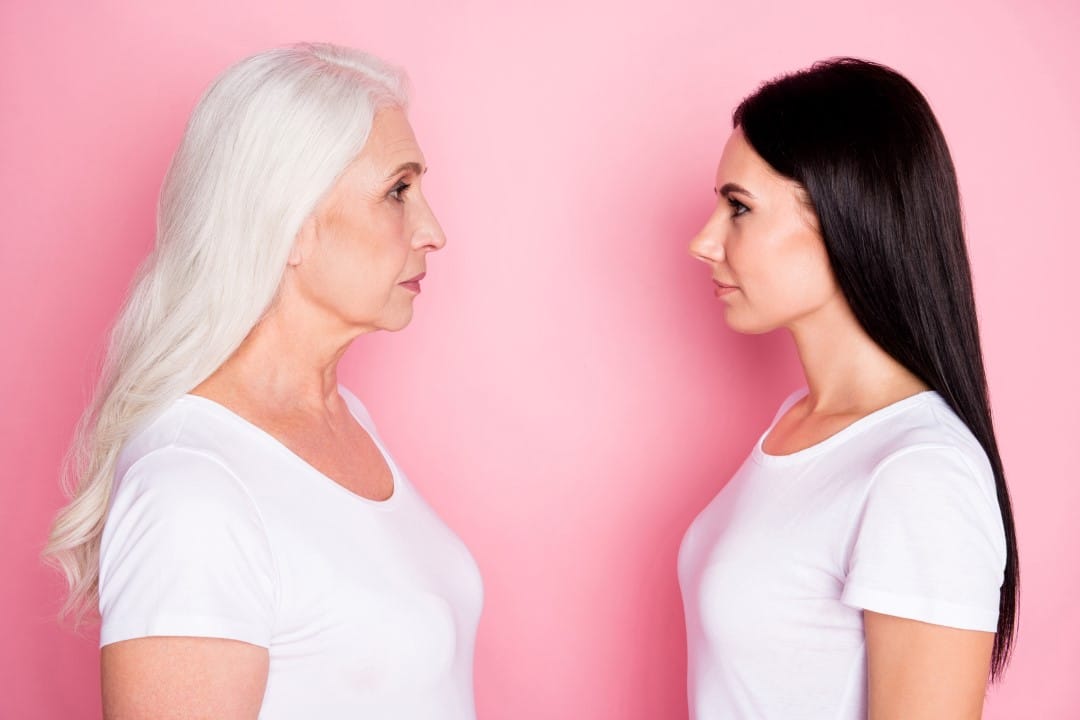 Duas mulheres se olhando, jovem e senhora