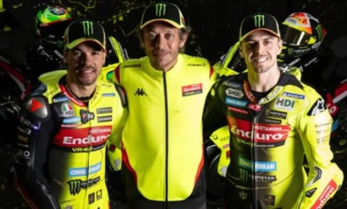 Team VR46은 Roman 프레젠테이션에서 2026 MotoGP 시즌을 위한 공격적인 블랙과 형광 디자인을 선보였습니다.