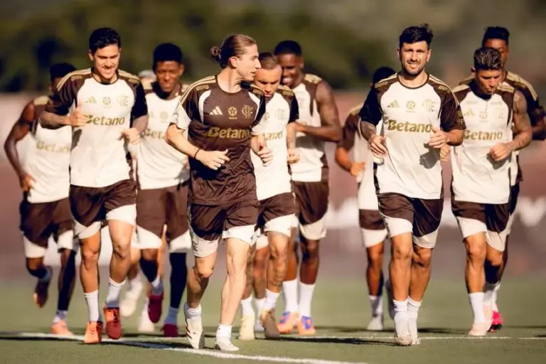 Filipe Luís corre com jogadores em treino do Flamengo